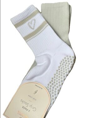 NEW Balance Collection White & Beige Heart Athletic Grip Crew Socks OS Pilates